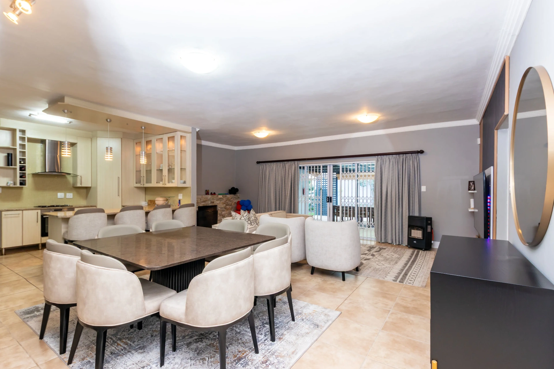 Light-filled open dining and lounge